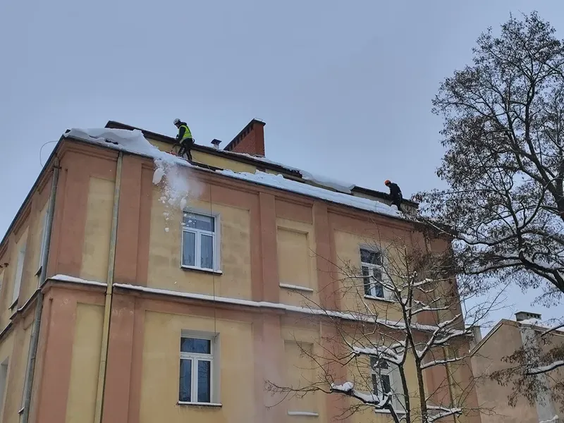 Zrzucanie śniegu i sopli